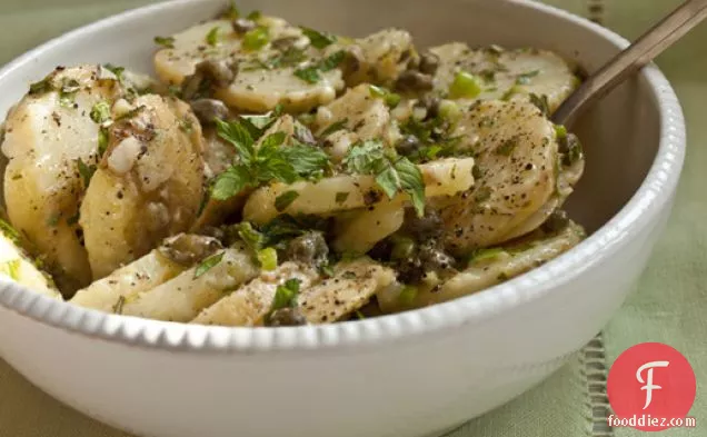 गंभीर सलाद: पेट्रीसिया वेल्स के गर्म आलू का सलाद केपर्स, स्कैलियन और मिंट के साथ