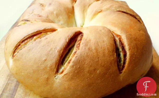 ब्रेड बेकिंग: टमाटर-पेस्टो ज़ुल्फ़ ब्रेड