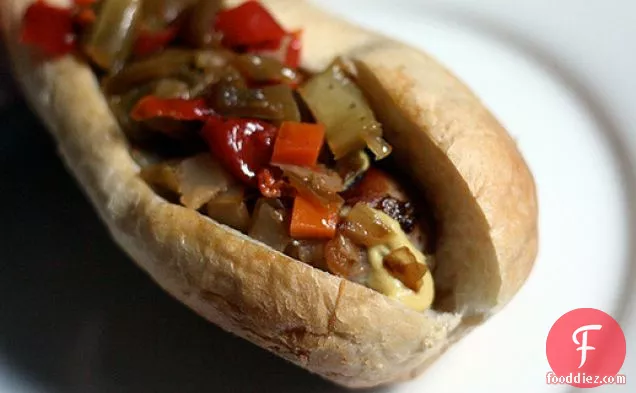 डिनर टुनाइट: कारमेलाइज्ड प्याज, सरसों और जिआर्डिनेरिया के साथ इतालवी सॉसेज