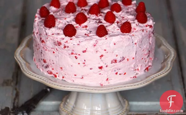 ताजा रास्पबेरी बटरक्रीम के साथ नींबू केक