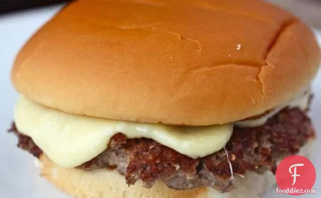 आसान पिघलने वाले कॉमे पनीर स्लाइस के साथ कटा हुआ बर्गर