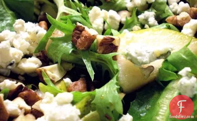Healthy & Delicious: Mixed Greens with Pears, Pecans, Blue Cheese, and Honey Balsamic Dressing