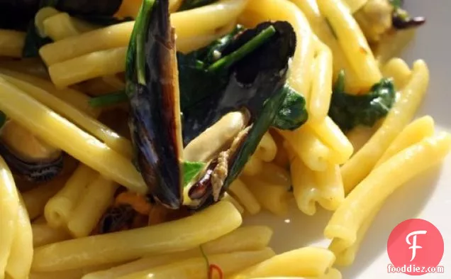 French in a Flash: Creamy Saffron Mussel and Spinach Pasta
