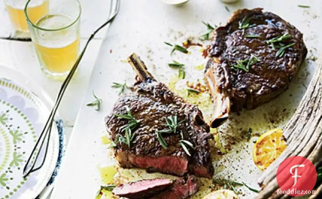 पीट के बारबेक्यू सॉस के साथ रिब आई स्टेक