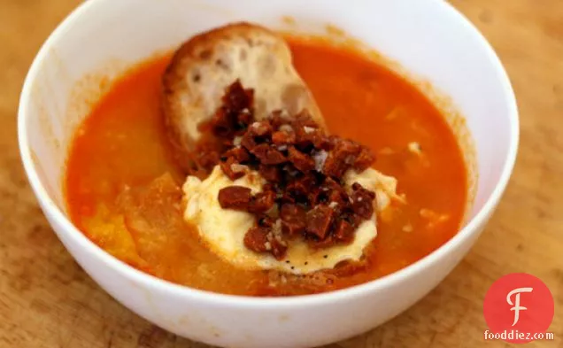 डिनर टुनाइट: भुना हुआ लहसुन का सूप कोरिज़ो के साथ एक पके हुए अंडे के साथ