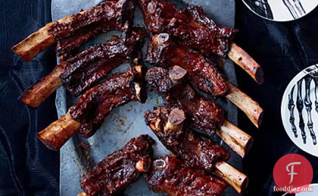 स्मोकी-स्वीट बारबेक्यू सॉस के साथ ग्रिल्ड बीफ रिब्स