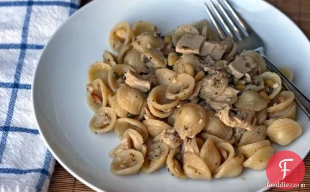 डिनर टुनाइट: टूना, पाइन नट्स, सौंफ के बीज, केपर्स और नींबू के साथ पास्ता