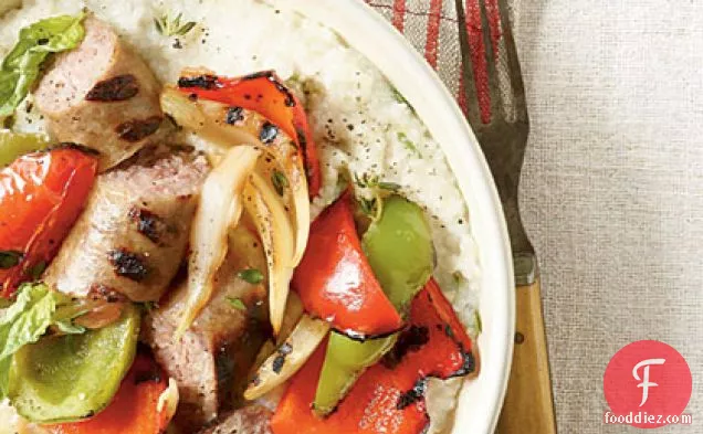 पनीर ग्रिट्स के साथ ग्रील्ड मिर्च और सॉसेज