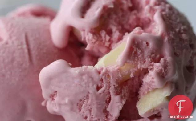 गुप्त घटक (क्रैनबेरी): सफेद चॉकलेट चंक्स के साथ क्रैनबेरी आइसक्रीम
