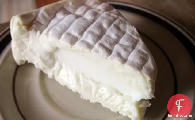 बेकन और हरे टमाटर के साथ ग्रिल्ड ब्री और बकरी पनीर