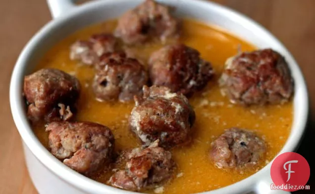 डिनर टुनाइट: दूध में रिकोटा के साथ मीटबॉल