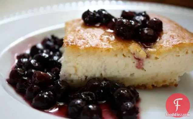 संडे ब्रंच: ताजा ब्लूबेरी सॉस के साथ बेक्ड ब्लिंट्ज़ केक