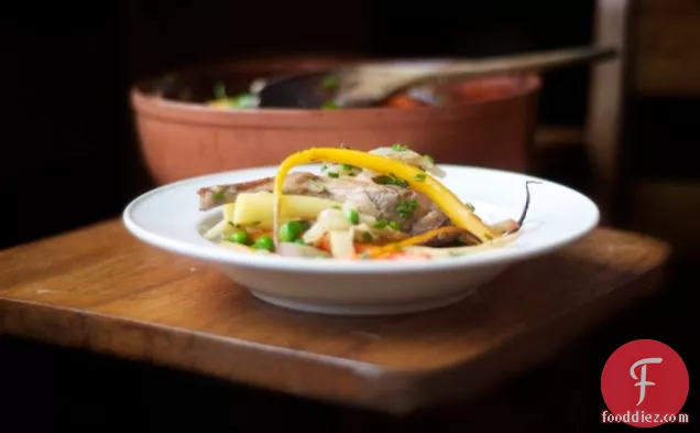 सर्दियों की सब्जियों और ताजा जड़ी बूटियों के साथ रिस्लीन्ग में खरगोश