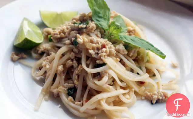 डिनर टुनाइट: मिंग त्साई का क्रेजी चिकन-राइस नूडल स्टिर-फ्राई