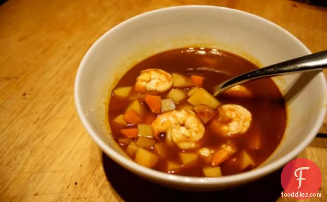 डिनर टुनाइट: एपाज़ोट के साथ डार्क चिली झींगा सूप