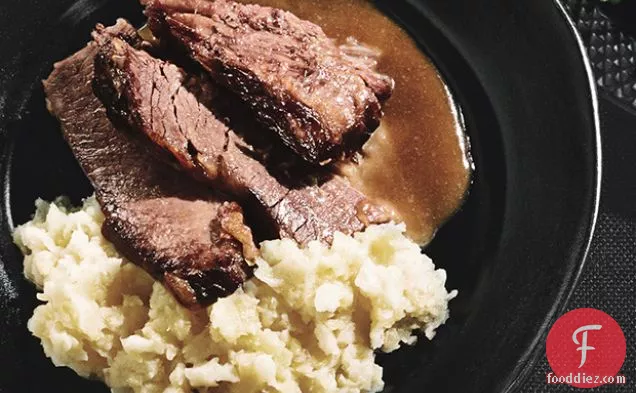 हॉर्सरैडिश-घुटा हुआ ब्रिस्केट और रूट वेजिटेबल मैश के साथ छोटी पसलियां