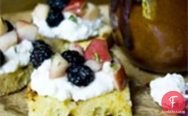 ब्लैक रास्पबेरी और नेक्टेरिन ब्रूसचेट्टा डोल्से