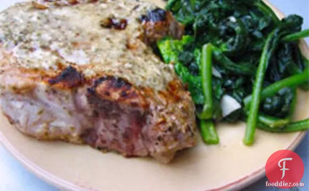 डिनर टुनाइट: ग्रिल्ड पोर्क चॉप मोजो में मैरीनेट किया गया