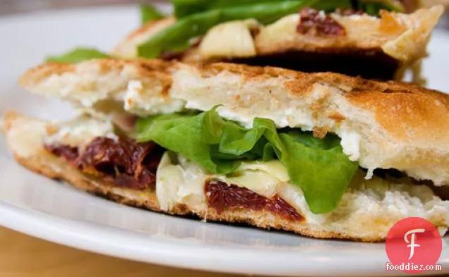 पुस्तक को पकाएं: स्वस्थ और स्वादिष्ट आटिचोक, ओवन-भुना हुआ टमाटर, और बकरी पनीर पाणिनी