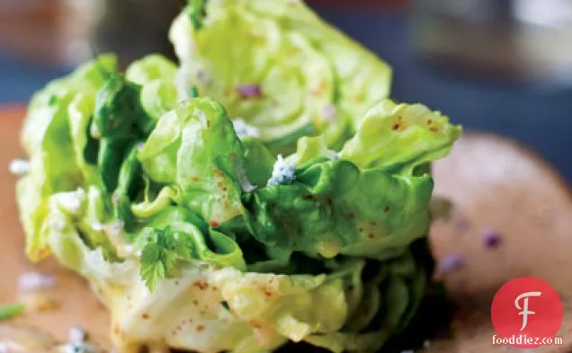 बटर लेट्यूस और ताजी जड़ी-बूटियाँ मायटैग ब्लू चीज़ के साथ