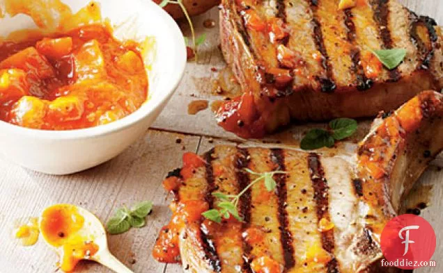 पीच बारबेक्यू सॉस के साथ ब्राउन शुगर पोर्क चॉप्स