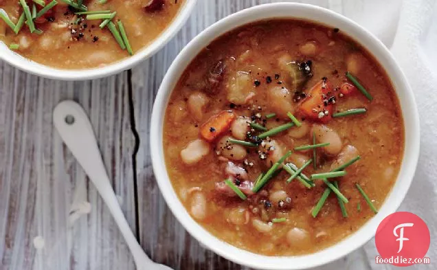 स्मोक्ड हैम हॉक्स के साथ मलाईदार सफेद बीन सूप