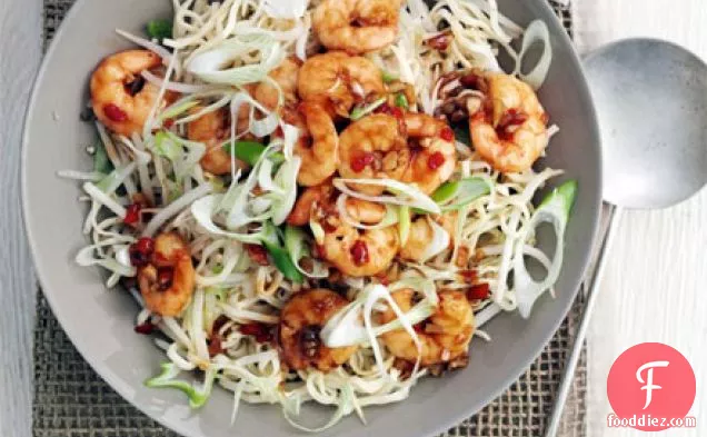 लहसुन मिर्च तिल नूडल्स के साथ झींगे