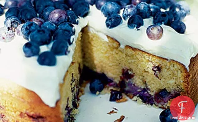 चीज़केक फ्रॉस्टिंग के साथ ब्लूबेरी खट्टा क्रीम केक
