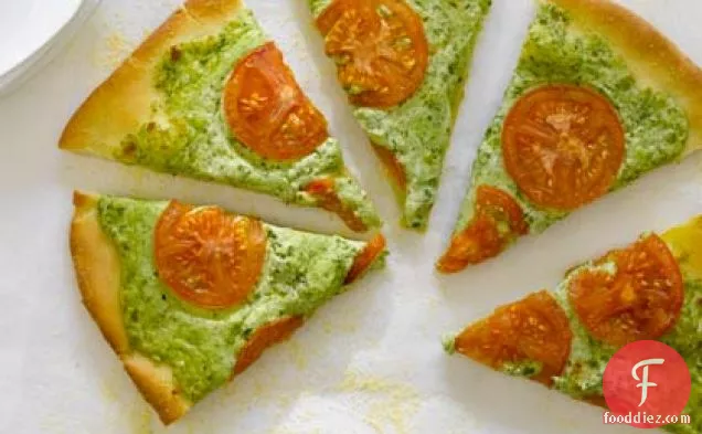 अरुगुला पेस्टो, रिकोटा और स्मोक्ड मोज़ेरेला पिज्जा