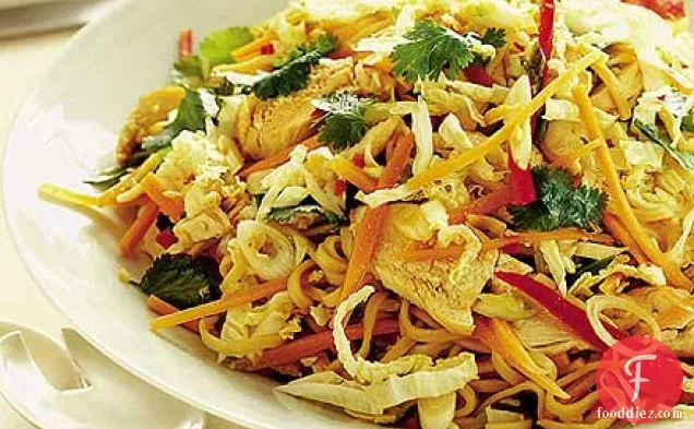 गर्म थाई चिकन और नूडल सलाद