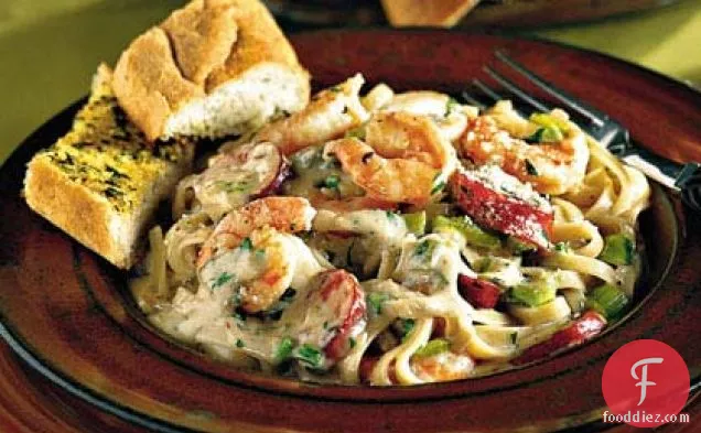 पास्ता पर काजुन झींगा और एंडोइल अल्फ्रेडो सॉस