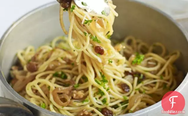 Spaghetti with walnuts, raisins & parsley