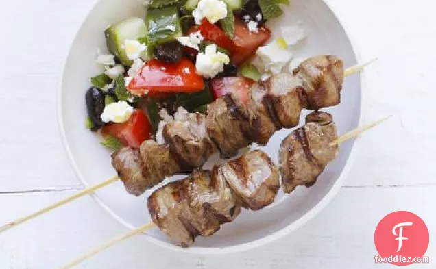 मेमने कबाब और ग्रीक सलाद