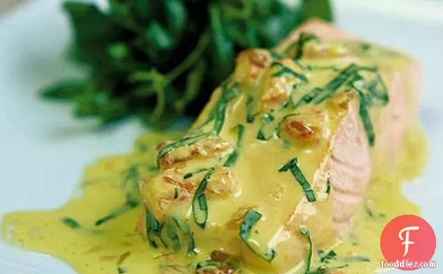 गुलाबी अंगूर और तुलसी सॉस के साथ पका हुआ सामन