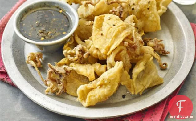 रोस्ट मिर्च ड्रेसिंग के साथ नमक और काली मिर्च स्क्वीड