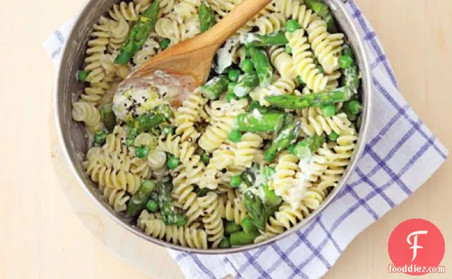 Creamy pasta with asparagus & peas