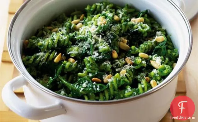 Fusilli with glorious green spinach sauce