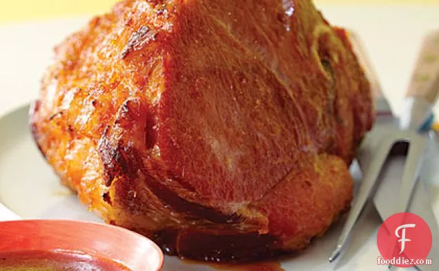 स्टिकी मेयर लेमन-स्पाइस ग्लेज़ के साथ बेक्ड हैम