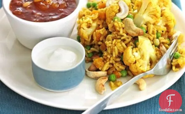 फूलगोभी के साथ मसालेदार चावल और दाल