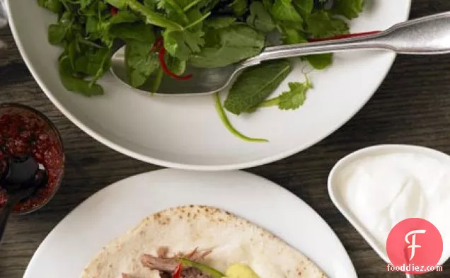 जड़ी बूटी और मिर्च सलाद