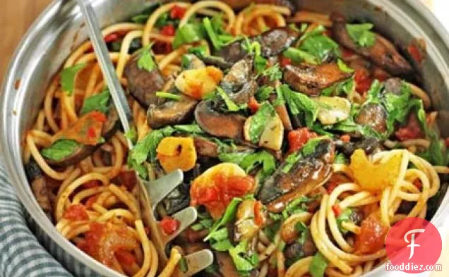 Spicy spaghetti with garlic mushrooms