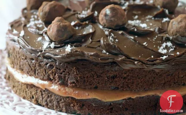 हन्ना ओबी का नमकीन कारमेल चॉकलेट केक