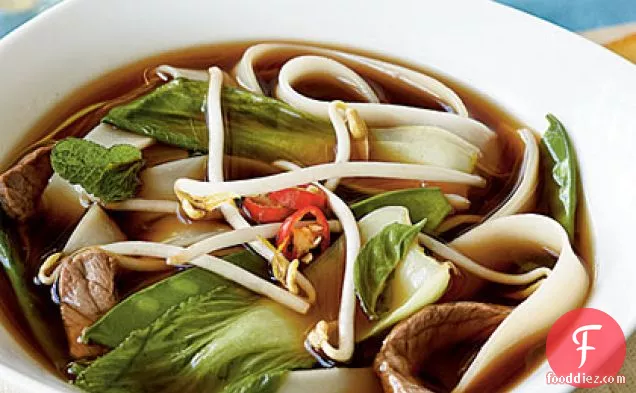 वियतनामी बीफ-एशियाई साग के साथ नूडल सूप