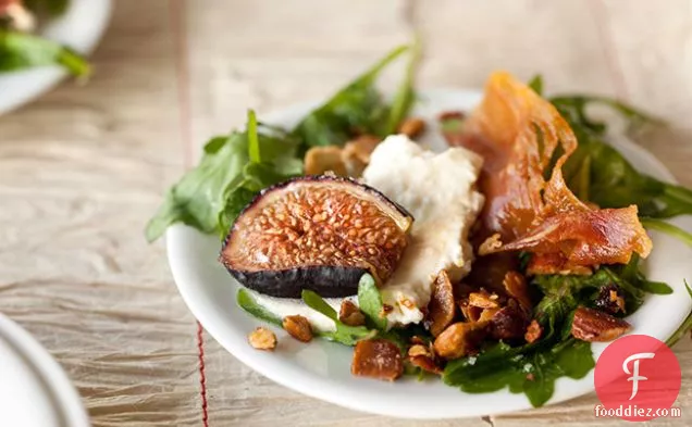 ब्रुगुला अंजीर, रिकोटा, प्रोसियुट्टो और स्मोक्ड मार्जिपन के साथ अरुगुला