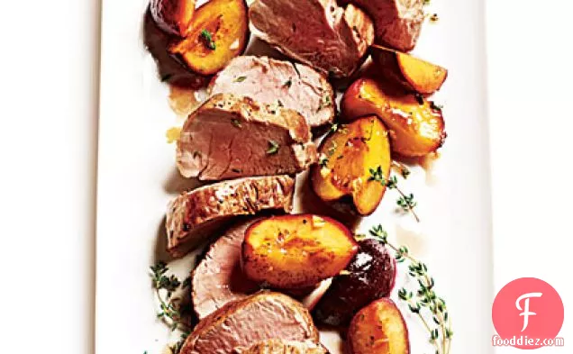 थाइम-सुगंधित प्लम के साथ पोर्क टेंडरलॉइन भूनें