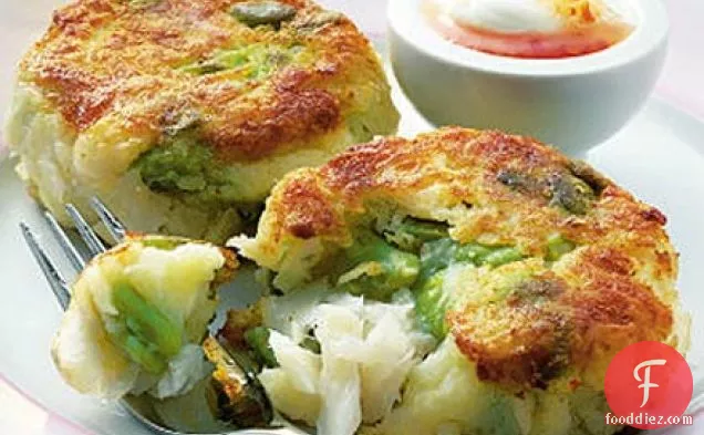 मिर्च क्रीम के साथ ग्रीष्मकालीन मछली केक