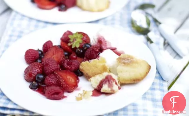 मीठी शराब क्रीम के साथ ग्रीष्मकालीन जामुन