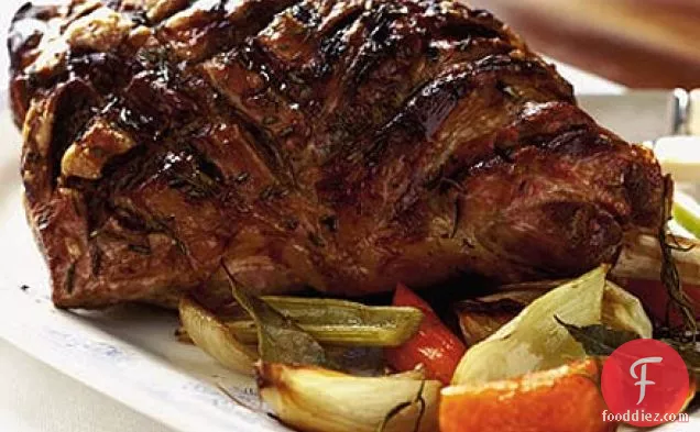 रोसे वाइन और संतरे के साथ रोस्ट स्प्रिंग लैम्ब