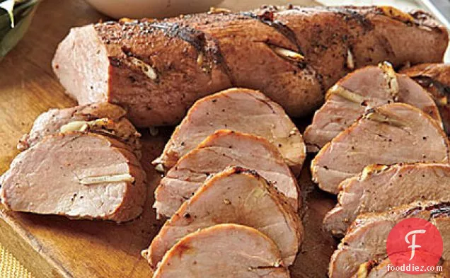 हरे टमाटर के साथ ग्रील्ड पोर्क टेंडरलॉइन-अनानास साल्सा