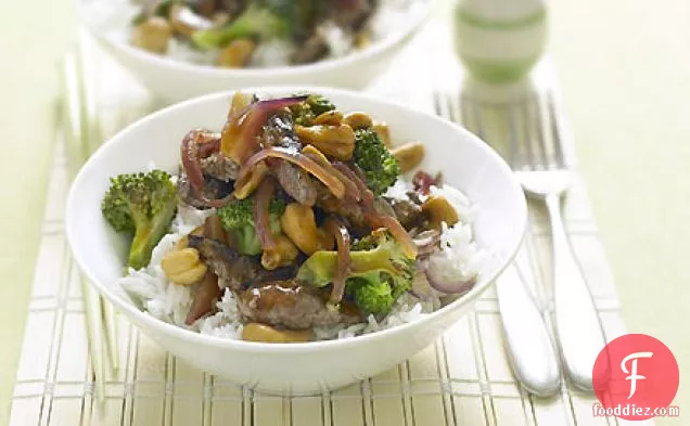 Stir-fried beef with cashews and broccoli